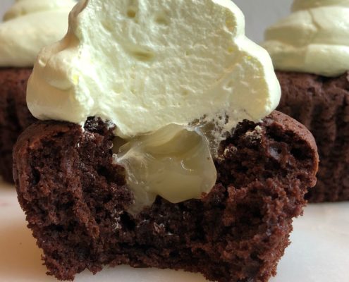 Chokolademuffins med lemoncurd og flødebolleskum